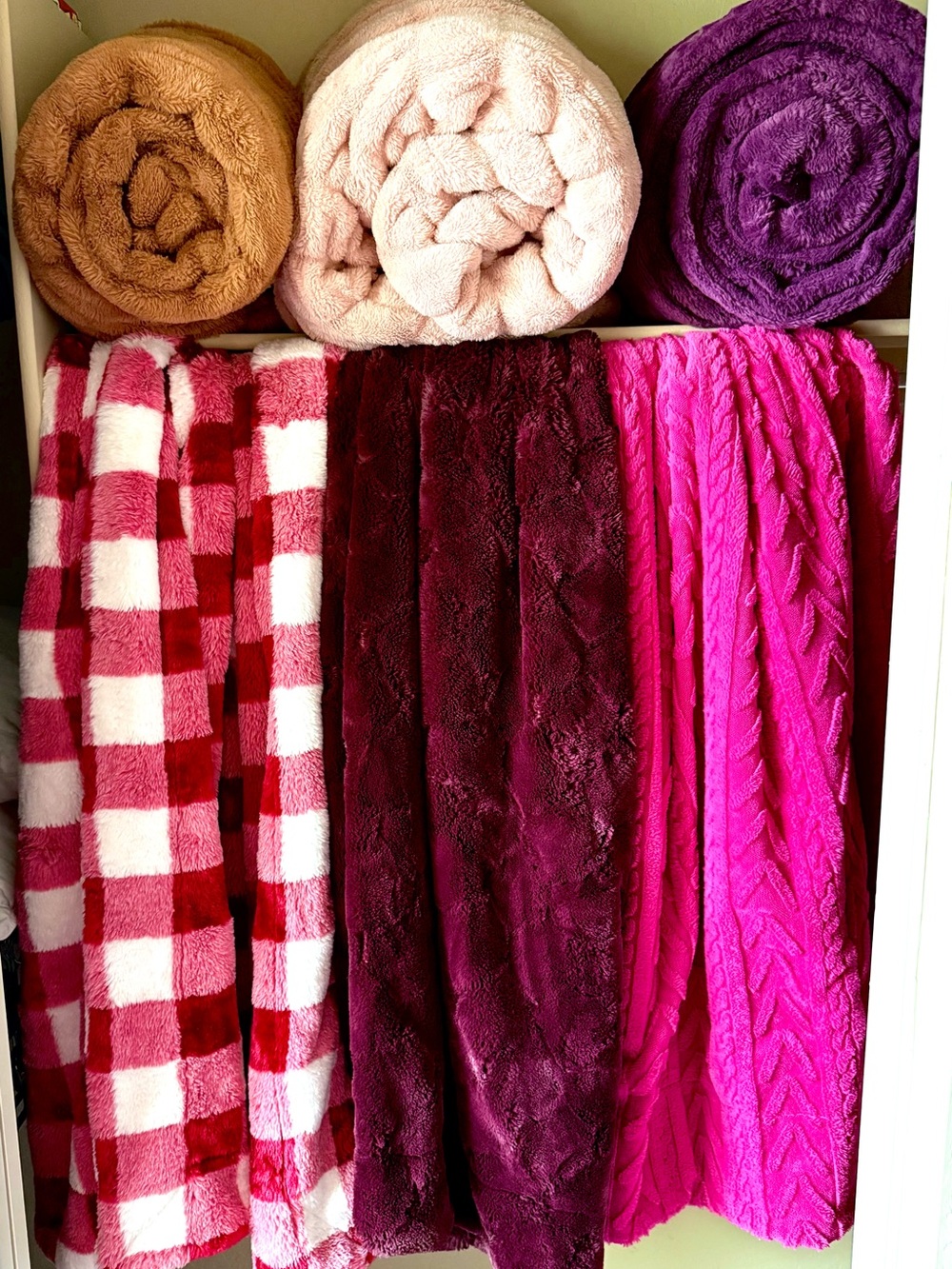 MINKY COUTURE, lCozy Plush Blankets! I have 6 for sale! Price listed is for ONE💖